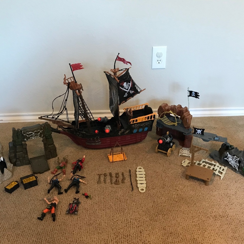 True Heroes Pirate Ship and Action Figure Toy Lot